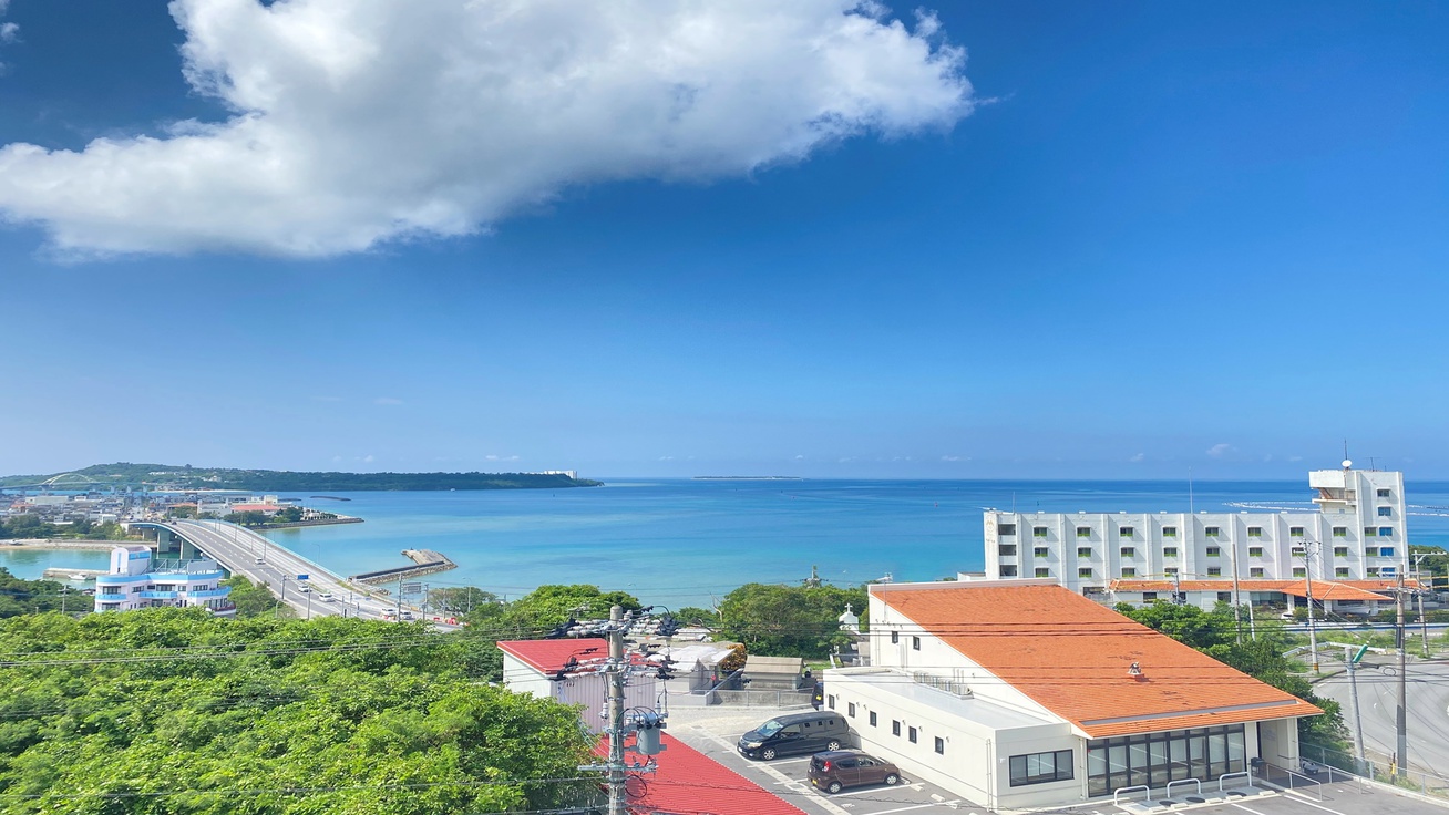 *屋上からの景色/沖縄の美しい海をご覧いただけます。