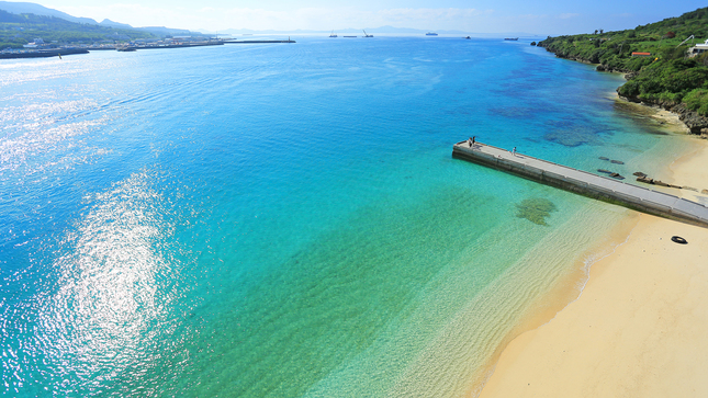 *周辺/沖縄屈指の透明度が魅力の瀬底ビーチ