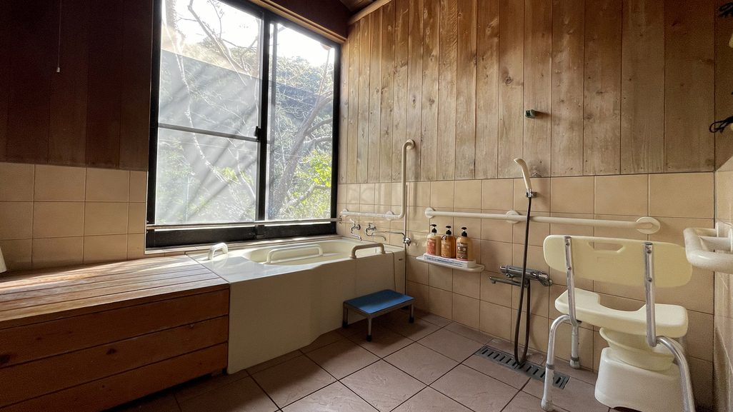 【温泉館／貸切風呂】 手すりやシャワーチェアの備わったバリアフリーのお風呂。車椅子での入浴も可能です