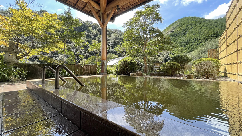 【温泉館／露天風呂】［男湯］ 江戸時代より親しまれてきた大自然での天然温泉を、心ゆくまでどうぞ。