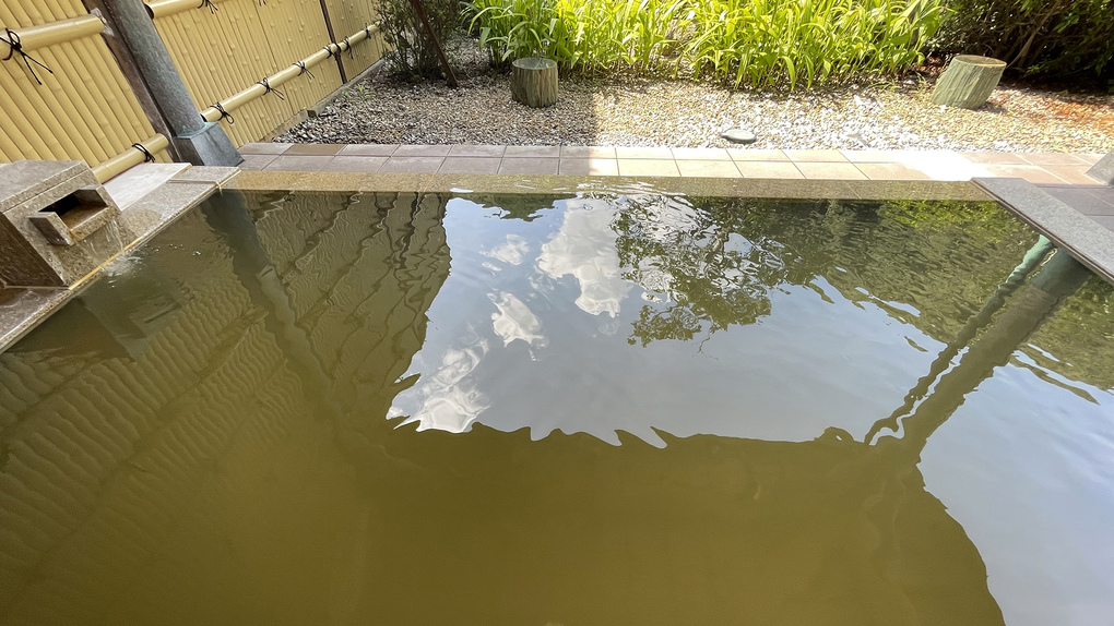 【温泉館／露天風呂】［女湯］ 鶴の湯温泉のお風呂は、内湯・露天風呂共に天然温泉かけ流し！