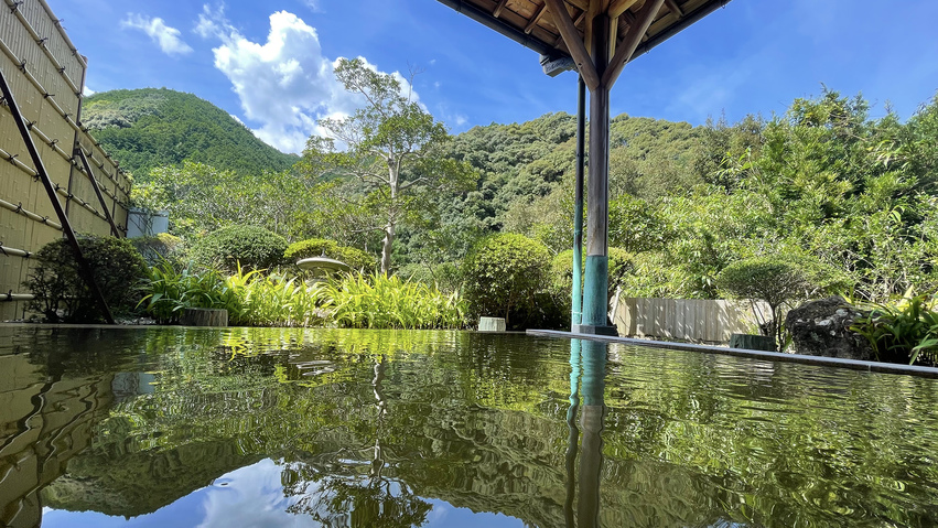 【温泉館／露天風呂】［女湯］ 大自然が映りこむ様子は、まさに水面鏡！湯につかりながら絶景を満喫♪