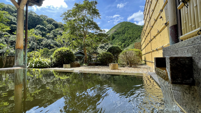 【温泉館／露天風呂】［男湯］ 鉄分をおおく含んだ茶褐色の湯は、五十肩や慢性消化器病などの効能も