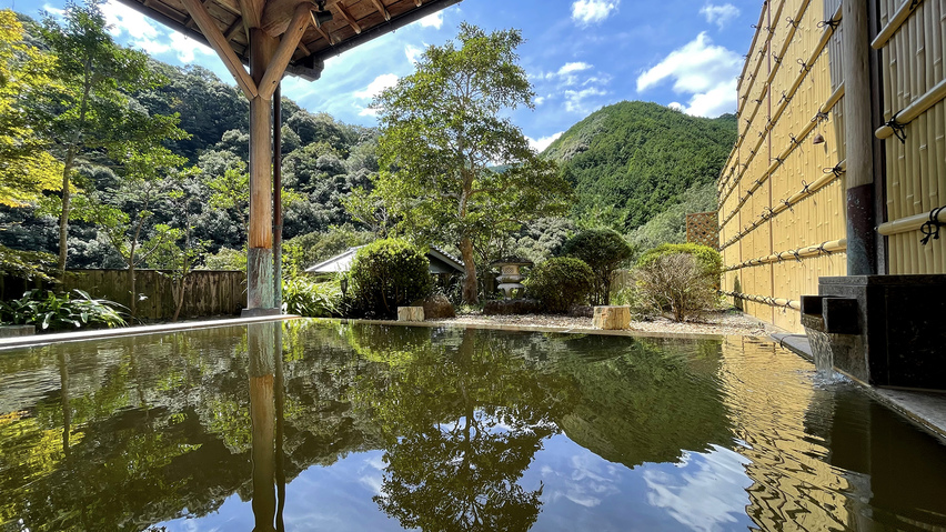 【温泉館／露天風呂】［男湯］ 大自然が映りこむ様子は、まさに水面鏡！湯につかりながら絶景を満喫♪