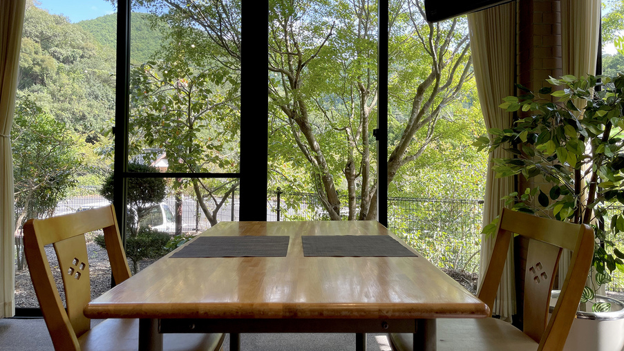 【宿泊館／レストラン】 当館食事床rrは1階奥。大きな窓から差し込む朝の風景も心を癒します。