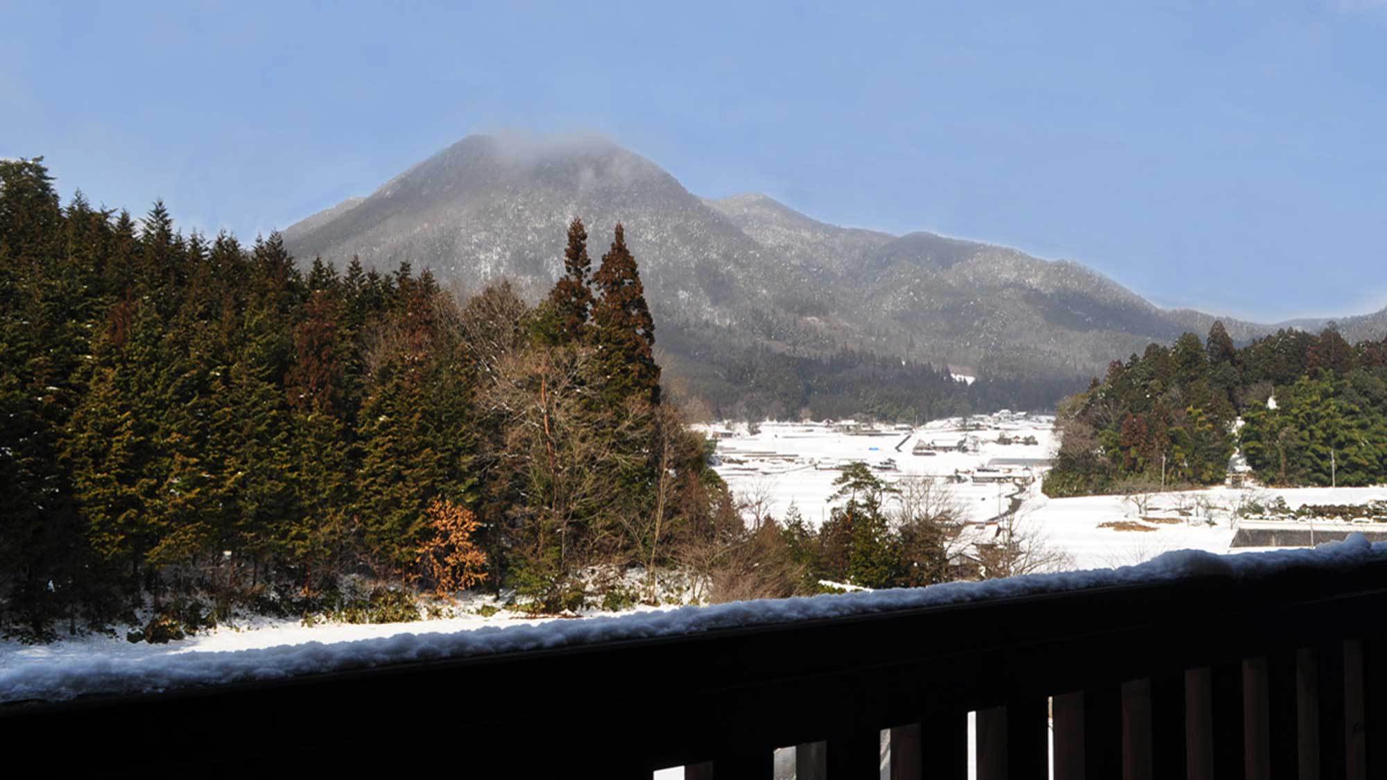 【お食事処・喫茶「龍頭の里」】レストランから見える名峰・龍頭山