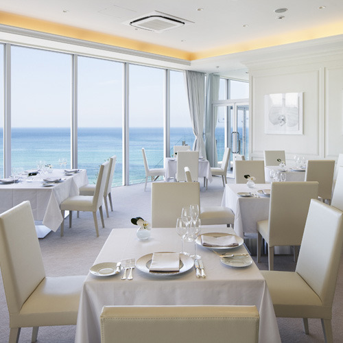 【レストラン「ロルキデ・ブランシュ」】白を基調とした明るい雰囲気