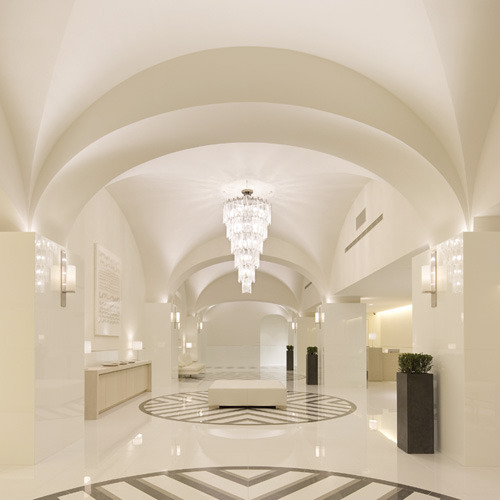 【ロビー】自然とのハーモニーを大切にしながら温かさに満ちた雰囲気