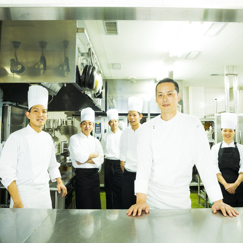 当ホテル料理を手がける兵頭賢馬エグゼクティブシェフと調理スタッフ
