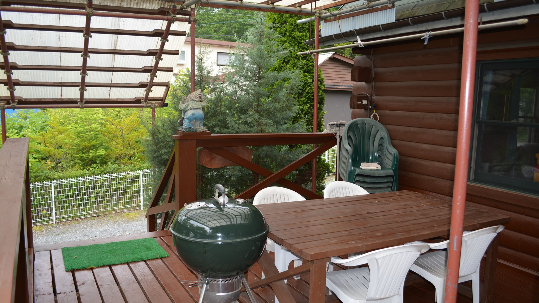 屋根付きウッドデッキBBQコーナー