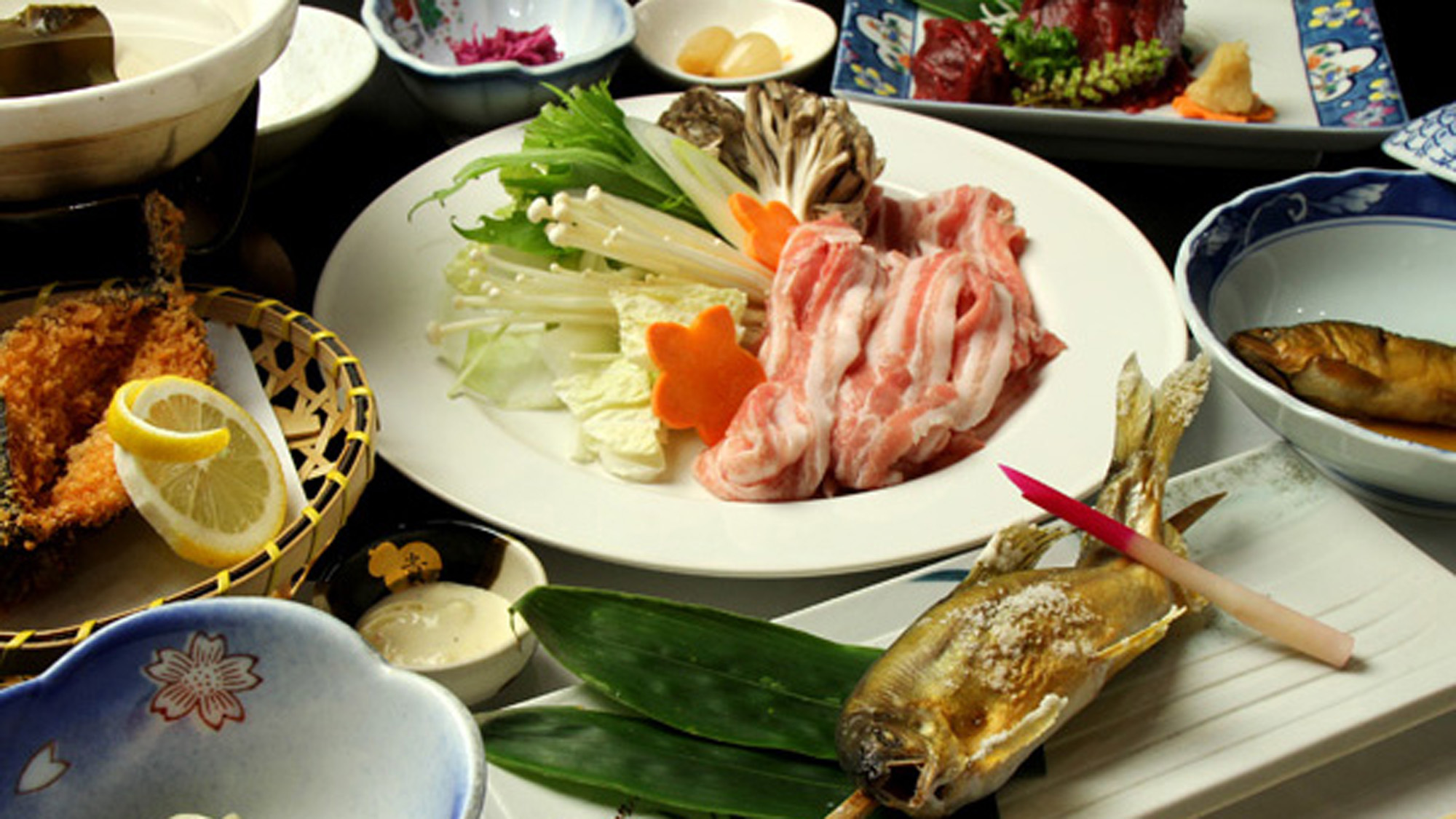 三元豚と那珂川のアユ料理一例