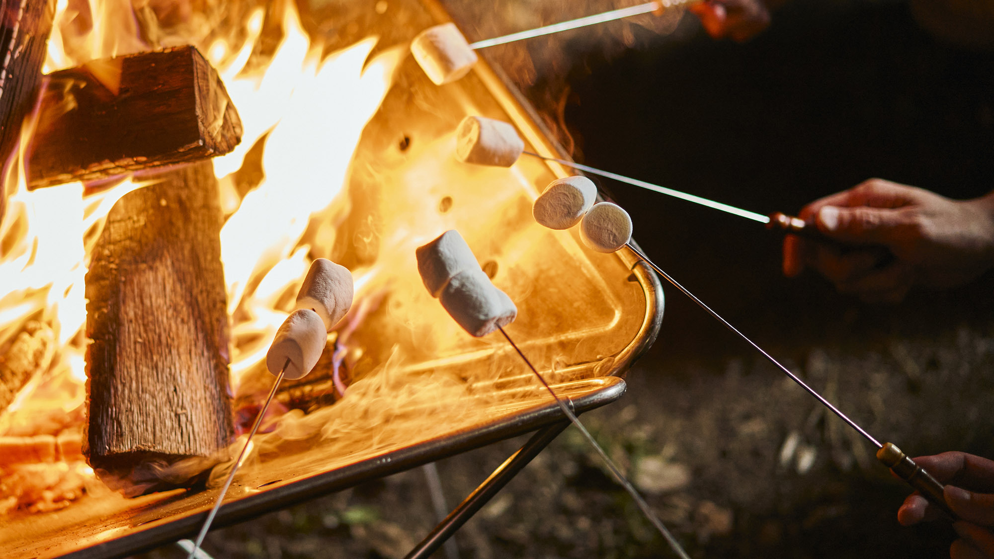 ・【キャンプファイヤー】弱火でじっくり、美味しいこんがりきつね色のおいしい焼マシュマロの完成です