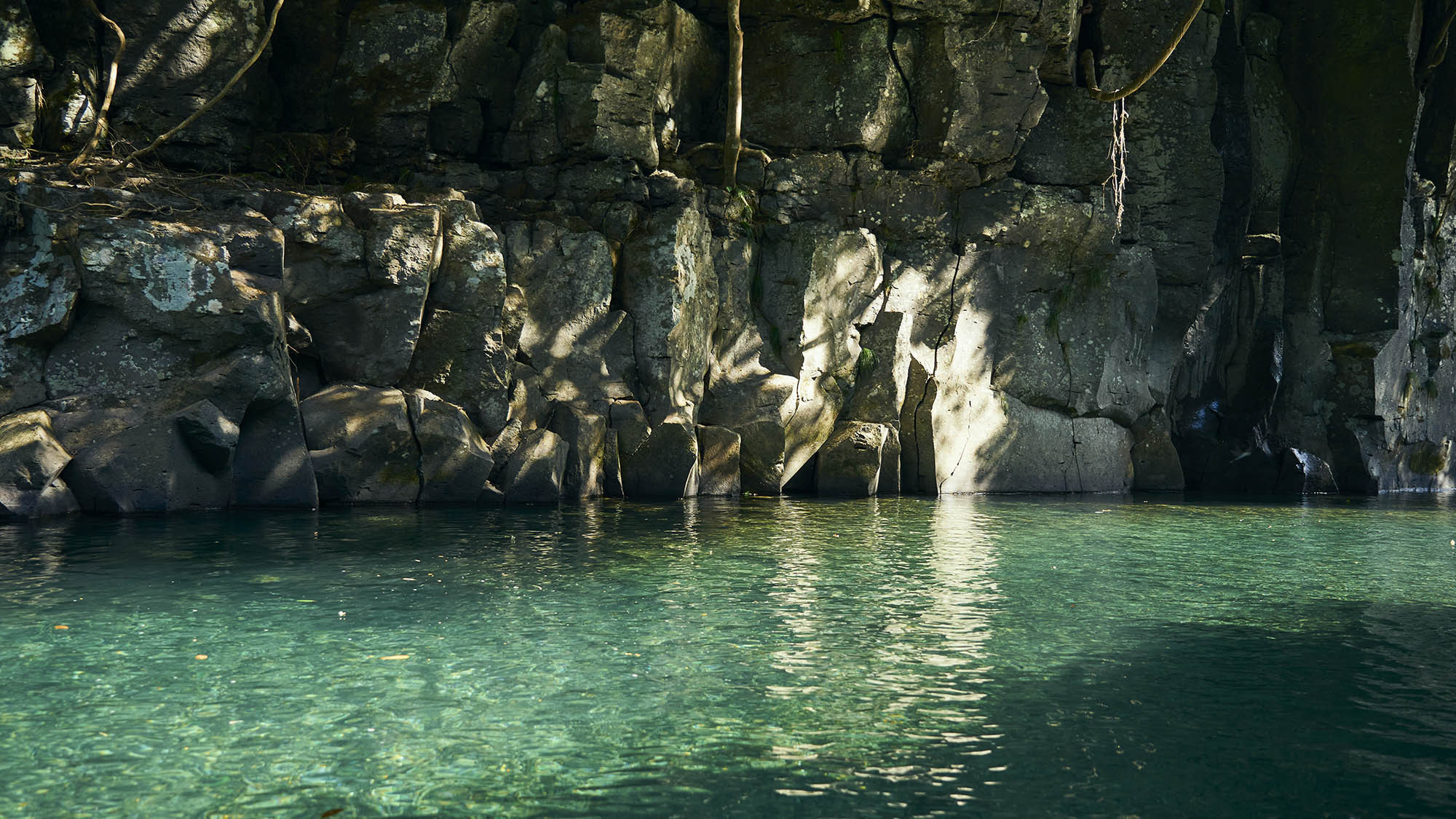 ・【周辺・鍾乳洞】探検隊気分に水中の中を鍾乳洞を歩いて楽しむことができる場所です