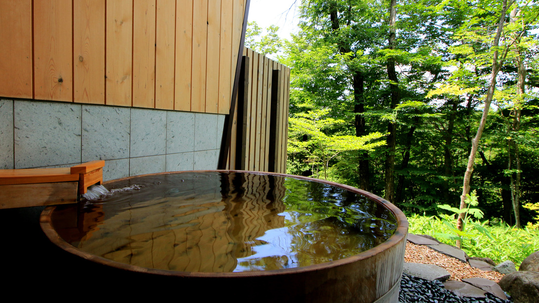 #【南月の湯】十和田石造りの内風呂と高野槇風呂の露天風呂