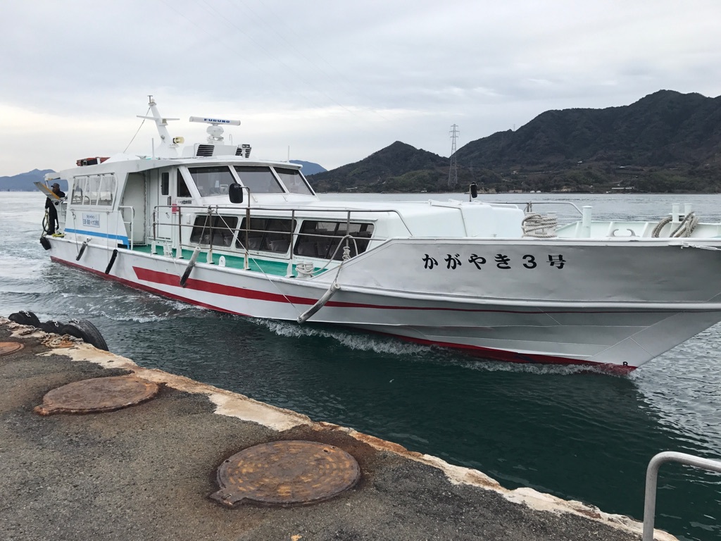 土日祝限定ですが、三原港から大久野島直通高速船（ラビットライン）