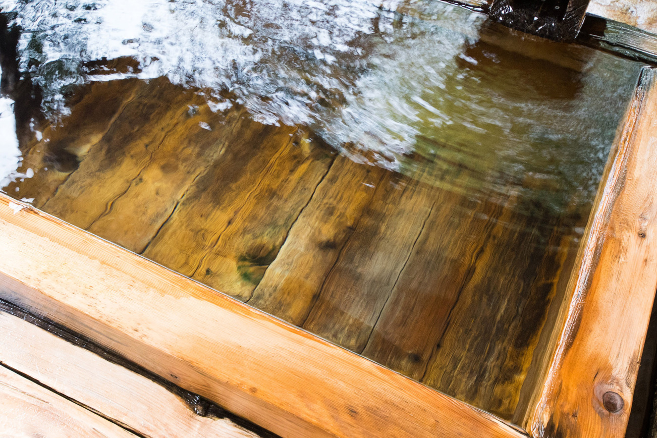 貸切露天風呂檜の湯船