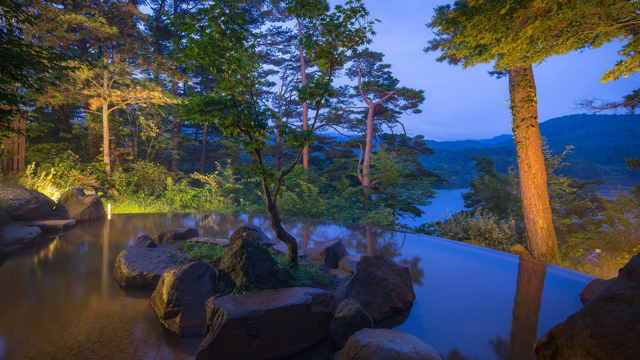 【ひばらみの湯】桧原湖を眼下に望む絶景露天風呂。美容成分を豊富に含む「美肌の湯」。