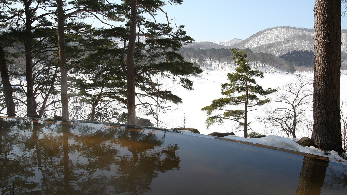 【ひばらみの湯】四季折々の景色が楽しめる絶景露天温泉。冬は雪景色が望めます。