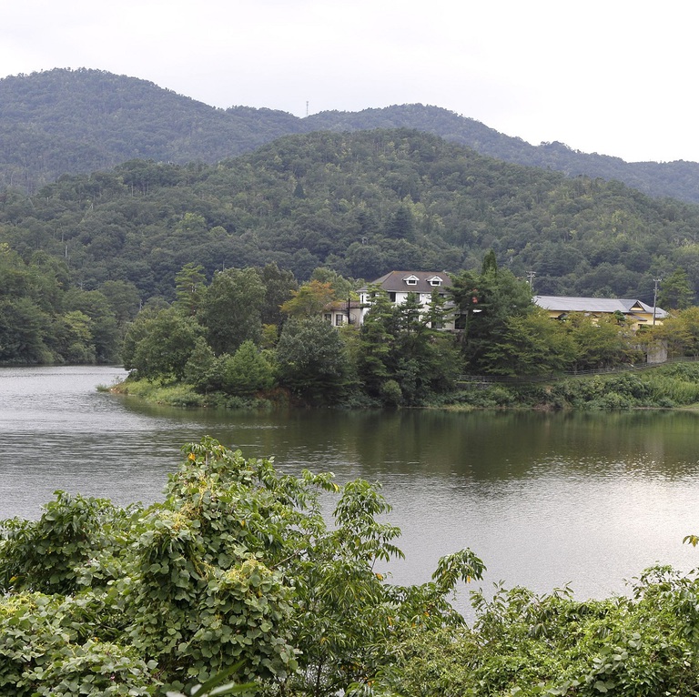 【敷地内からの景観】湖沿いに建つ白竜湖リゾート