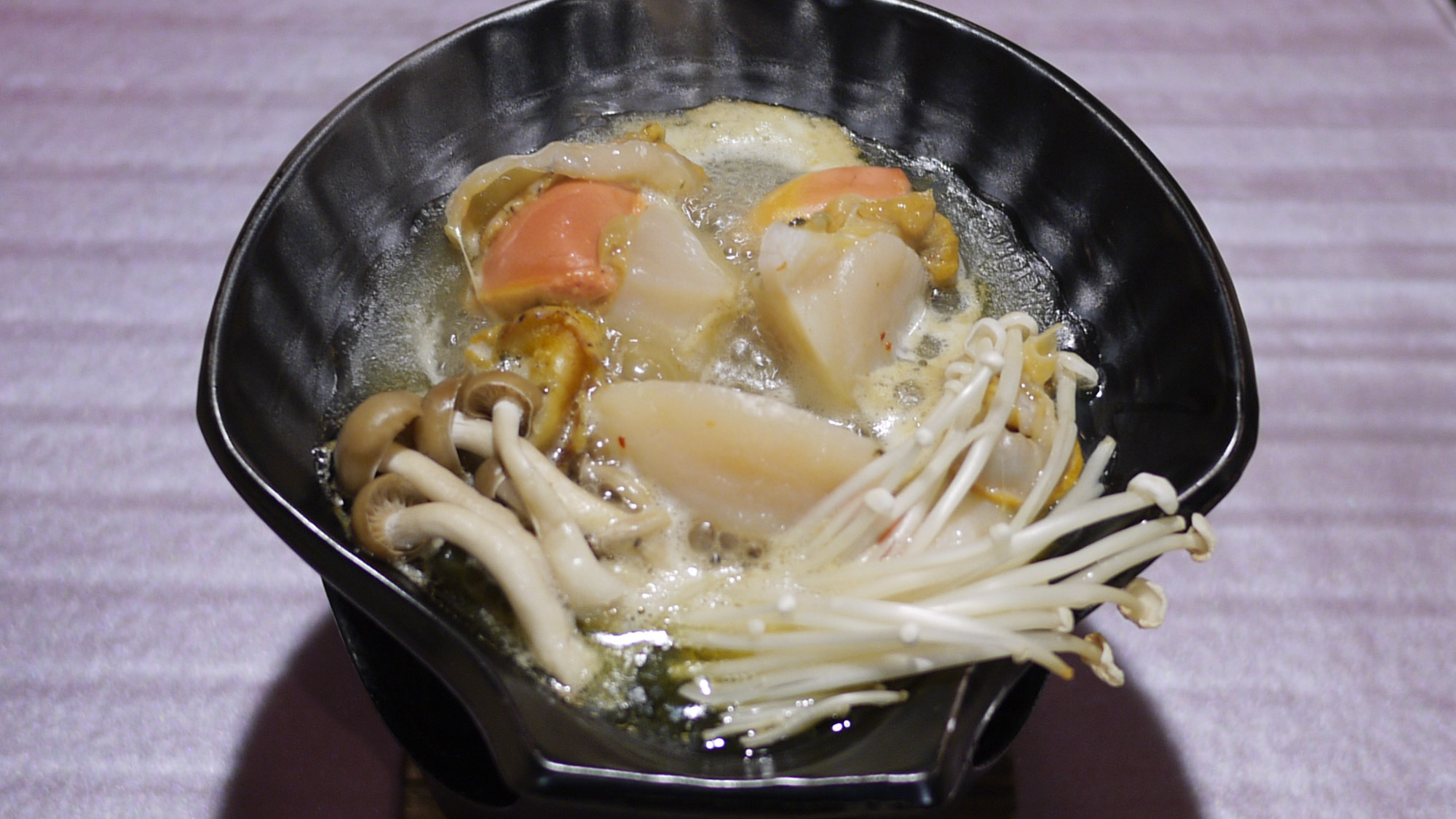 *夕食一例／素材の味をそのまま楽しめる、ホタテの陶板焼き。※料理内容は水揚げ状況により異なります。