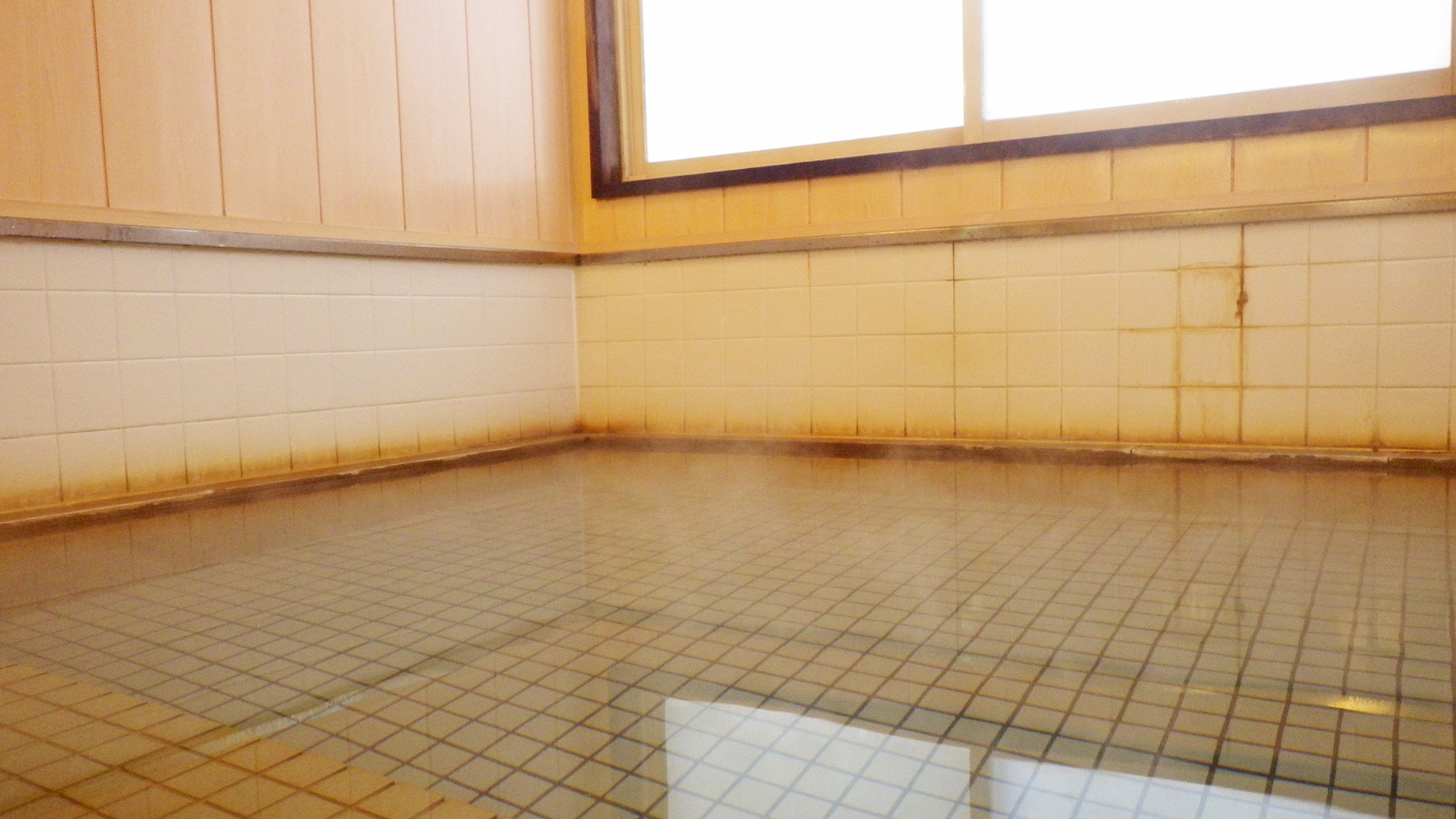 *大浴場一例／ほのかな硫黄の香りを感じながら、少し熱めのお湯に身をゆだねて。
