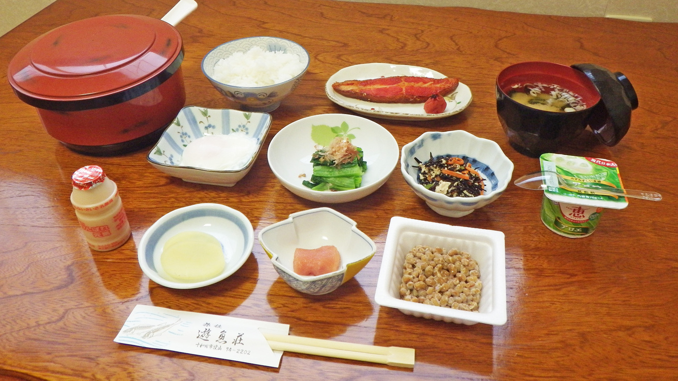 *朝食一例／ご朝食はシンプルな和朝食を広間にてご用意いたします。