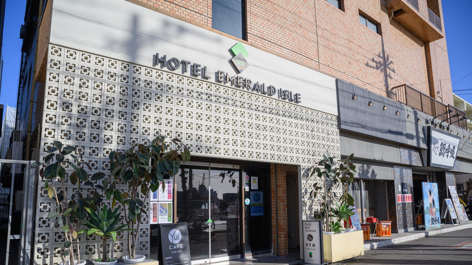 外観／石垣島の中心繁華街「美崎町」の一角に佇む築30年のホテルをリノベーションしたホテルです。