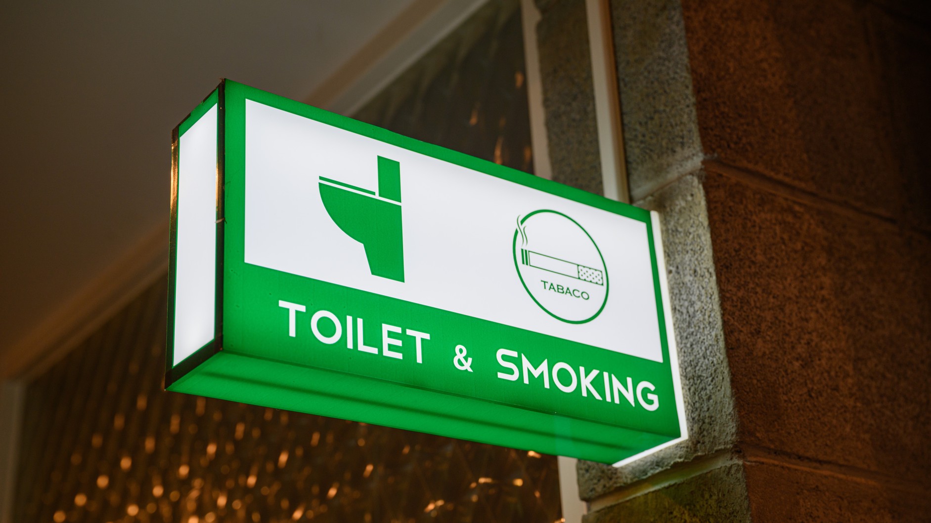 客室は全室禁煙です。お煙草は2F喫煙コーナーでお願いします。