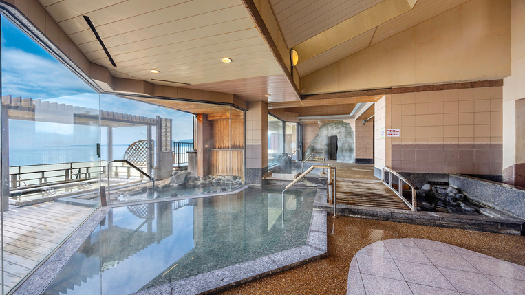 【姉妹館-湯苑本館大浴場】無料で姉妹館の最大16の湯めぐりもご利用可能！圧巻の海を望む大浴場をぜひ！