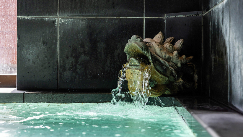 【伊豆稲取温泉】「保温効果が高く、湯冷めしにくいこと」が特徴の塩化物泉の泉質をお楽しみいただけます。