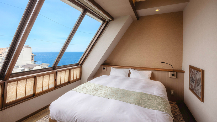 【海眺望クイーン／禁煙】コンパクトな内装ではありながら唯一の「クイーンベッド」でお寛ぎいただけます