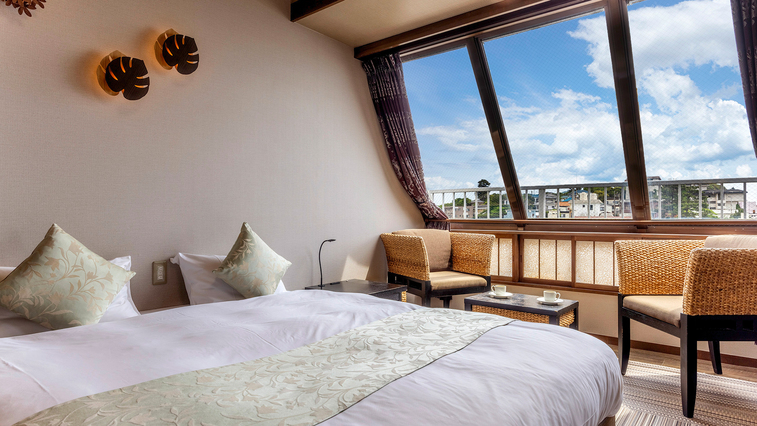 【海眺望ハイフロア温泉露天風呂付キング／禁煙】余裕のある広さのベッドで贅沢なひとときを。