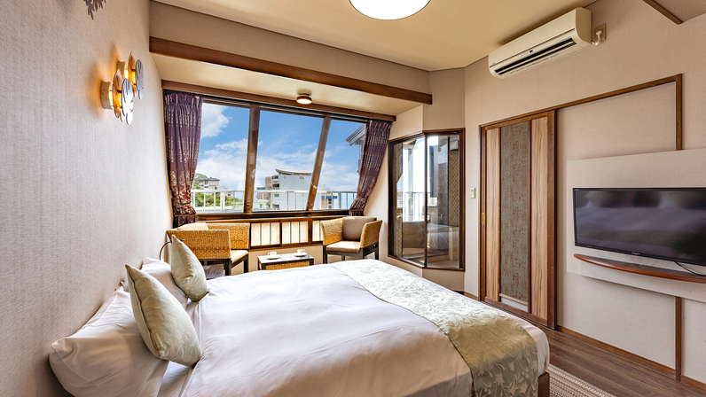 【海眺望ハイフロア温泉露天風呂付キング／禁煙】余裕のある広さのベッドで贅沢なひとときを。