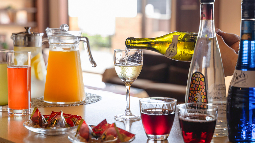 【フリードリンクサービス】伊豆のぐり茶、ソフトドリンクのみならず、アルコール類もご用意しております。