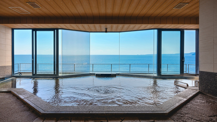 【姉妹館-湯苑本館大浴場】無料で姉妹館の最大16の湯めぐりもご利用可能！圧巻の海を望む大浴場をぜひ！