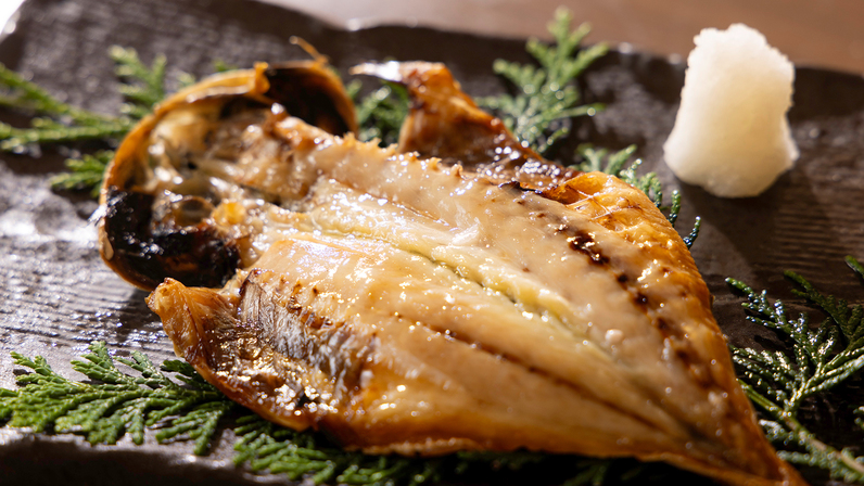 【和朝食-鯵の干物】伊豆稲取の名産品として親しまれており、脂のりの良さとふっくらした身質が人気の秘密