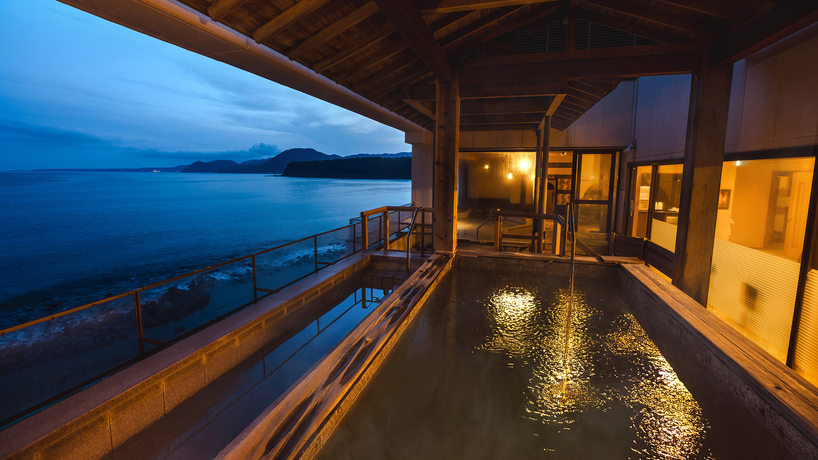 【姉妹館-湯苑本館大浴場】無料で姉妹館の最大16の湯めぐりもご利用可能！圧巻の海を望む大浴場をぜひ！