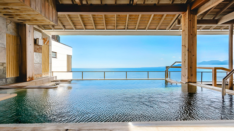 【姉妹館-湯苑本館大浴場】無料で姉妹館の最大16の湯めぐりもご利用可能！圧巻の海を望む大浴場をぜひ！