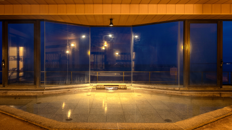 【姉妹館-湯苑本館大浴場】無料で姉妹館の最大16の湯めぐりもご利用可能！圧巻の海を望む大浴場をぜひ！