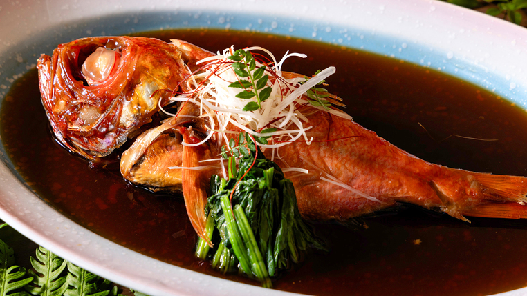 【金目鯛の煮付け】秘伝のタレとの相性がたまらない！当館では「姿のまま」ご提供していることも魅力です！