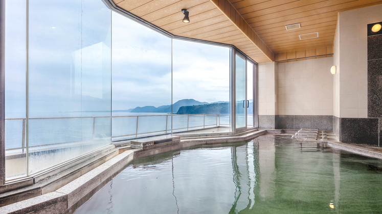 【姉妹館-湯苑本館大浴場】無料で姉妹館の最大16の湯めぐりもご利用可能！圧巻の海を望む大浴場をぜひ！
