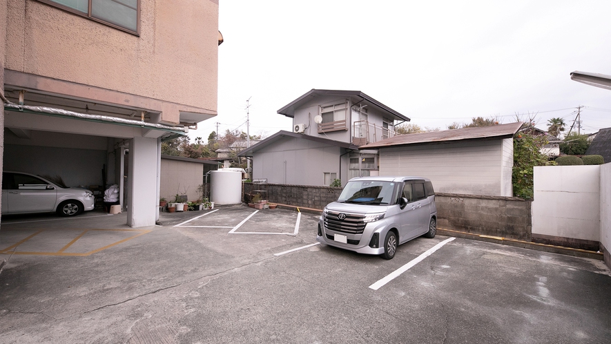 【駐車場】7台まで駐車可能。ご自由にご利用ください。※天井、広さにご注意ください