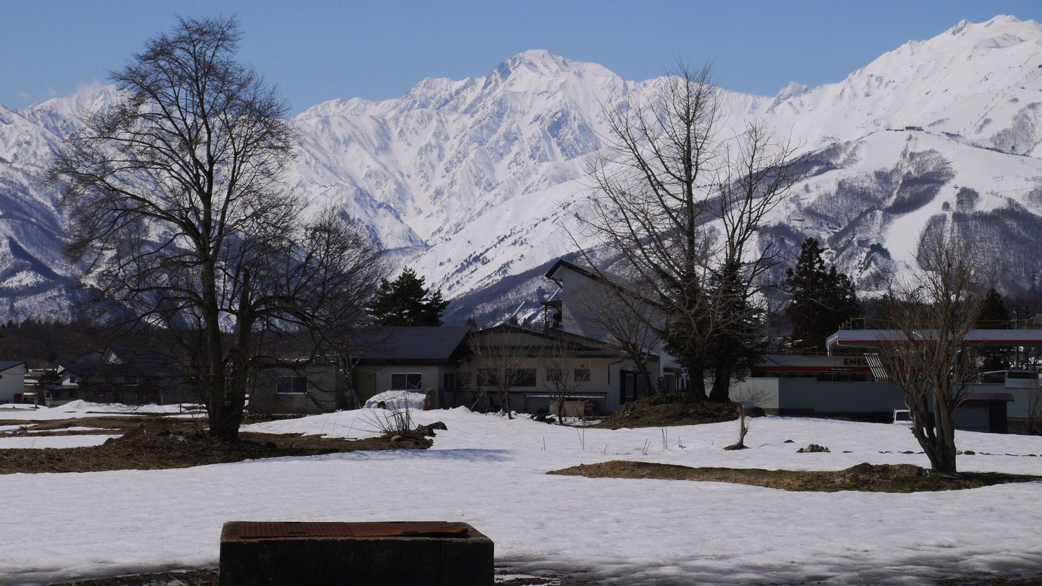 【白馬村の冬】真っ白な雪に覆われた山々をご覧いただけます。