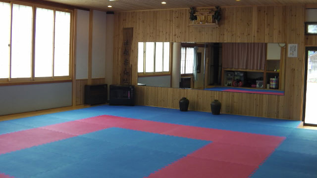 武道、ダンス、ヨガなど多目的に利用できる約４０畳の「多目的室」を併設しています。
