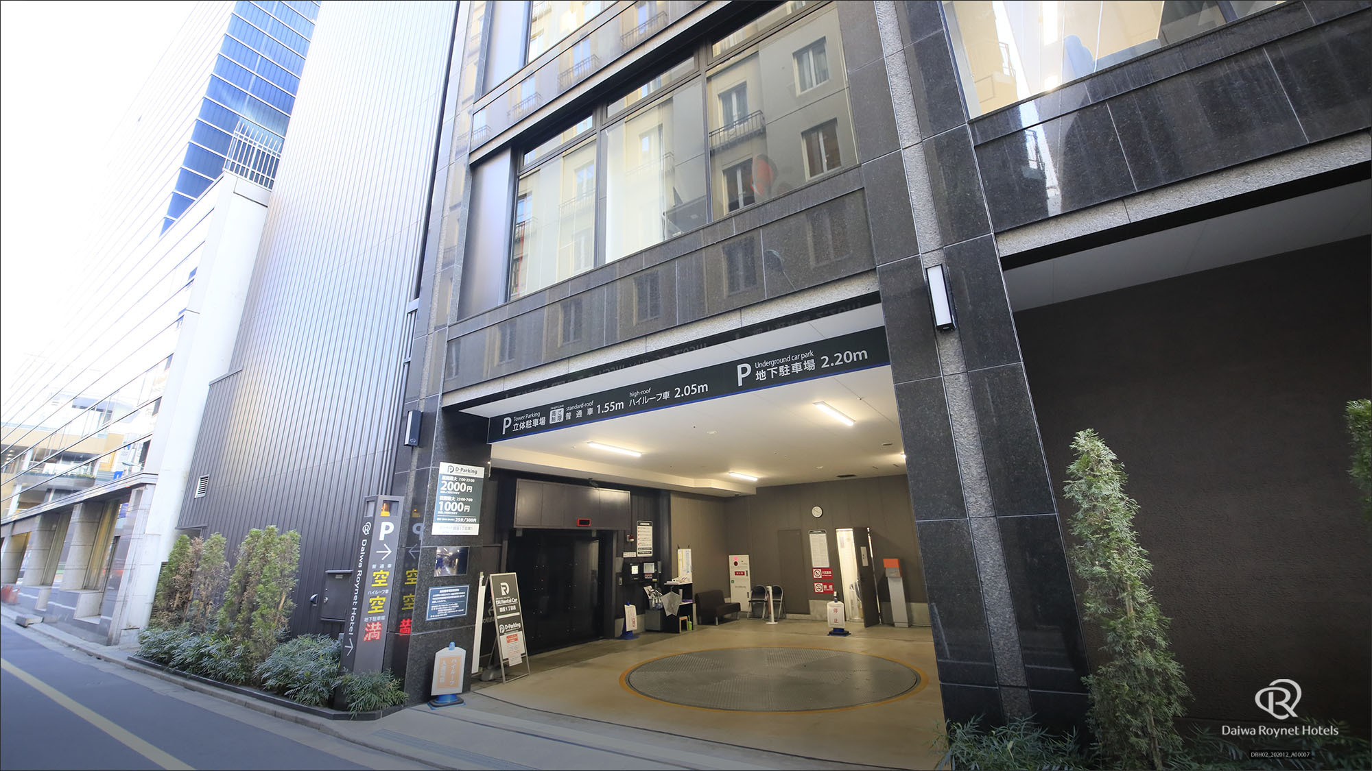 立体駐車場：有料¥2000/泊(ご宿泊者特別価格)※先着順にてご案内しております。