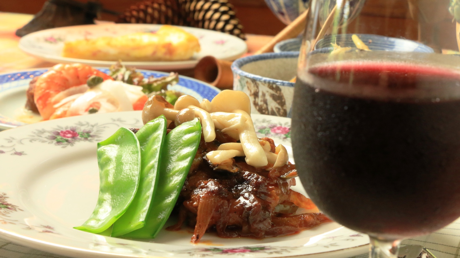 【夕食一例】ワインにピッタリのジューシーな肉料理。