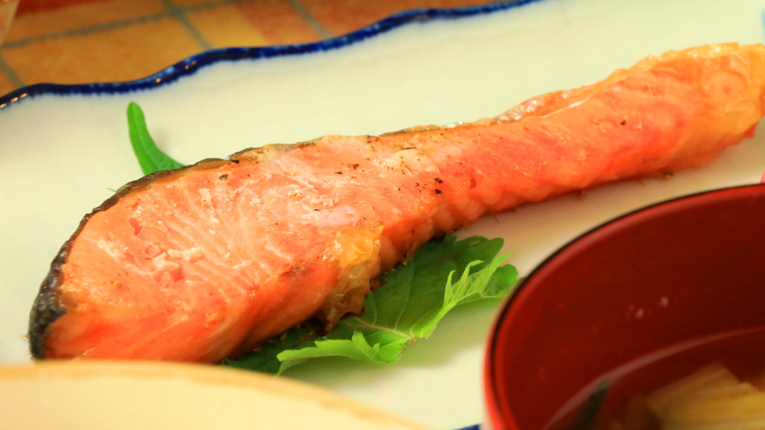 【朝食一例】焼き鮭は、ふっくら焼き上げています♪ご飯のお供の代表格！