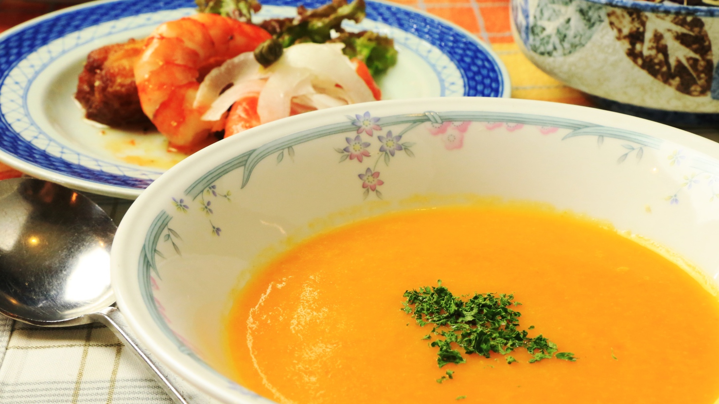 【夕食一例】にんじんスープ。素材の甘味を感じます。温かいうちにどうぞ。