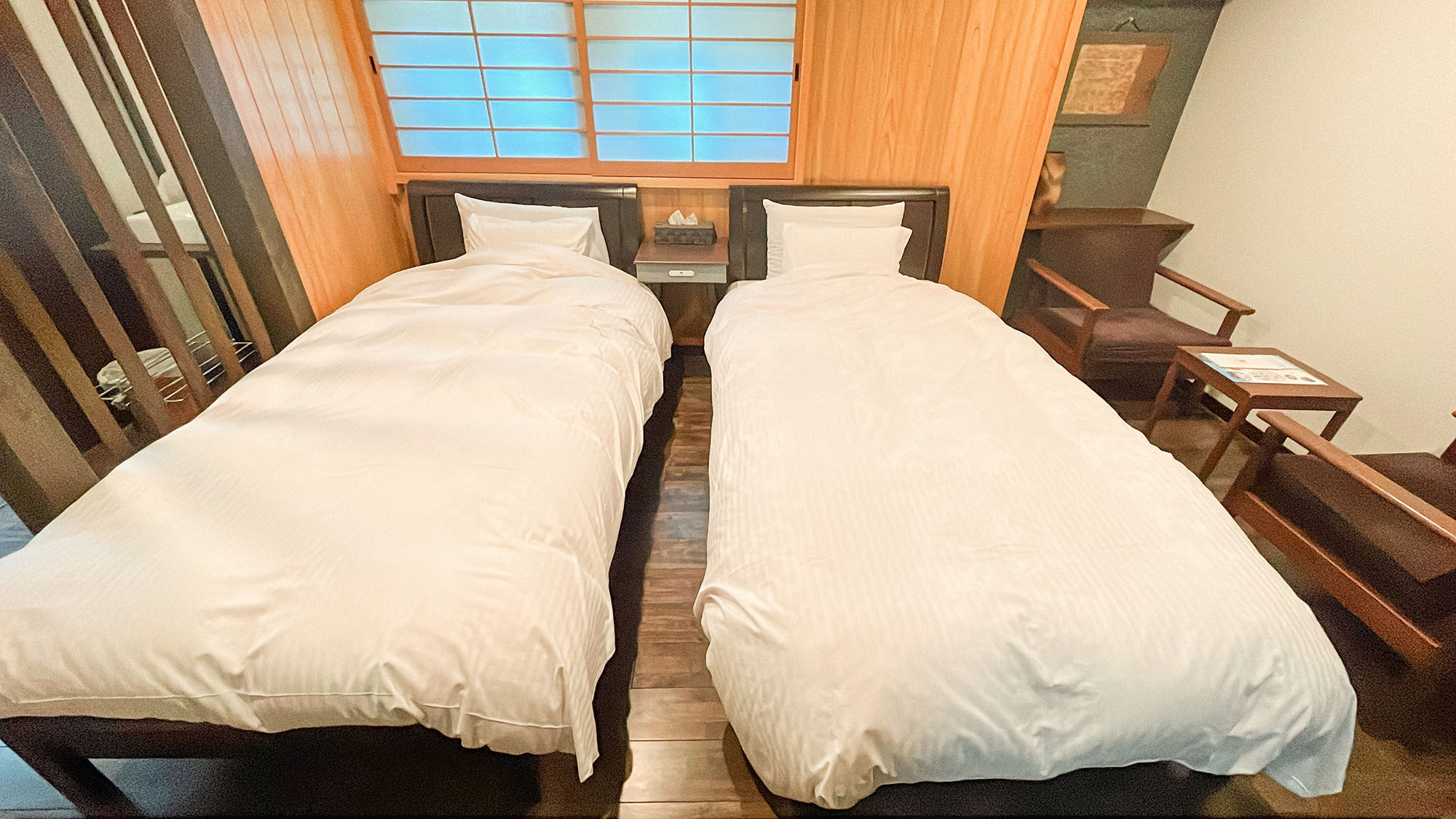 ・【粟屋】セミダブルサイズのベッドを2台ご用意。お休みいただくときも快適です