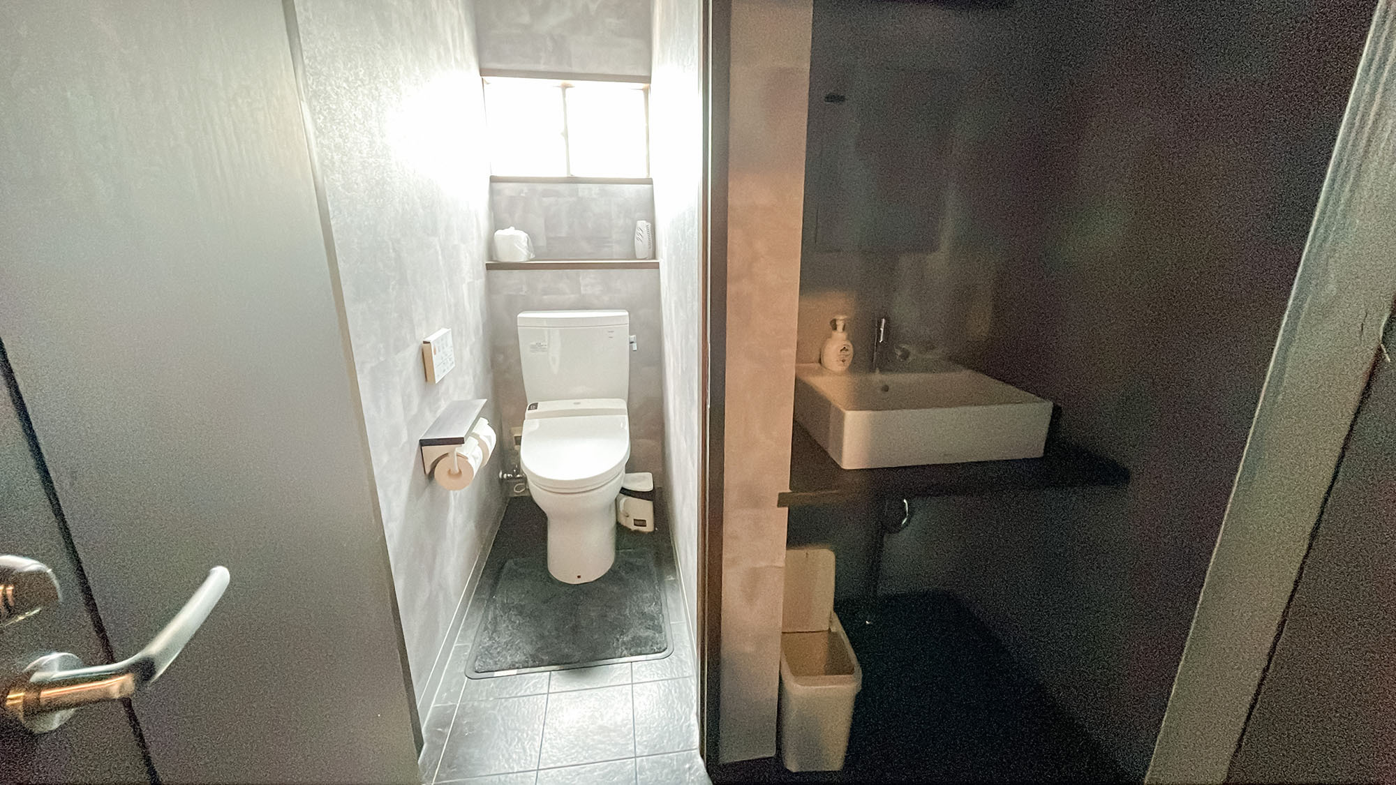・【海千鳥／トイレ】温水洗浄機能付の個室トイレがございます